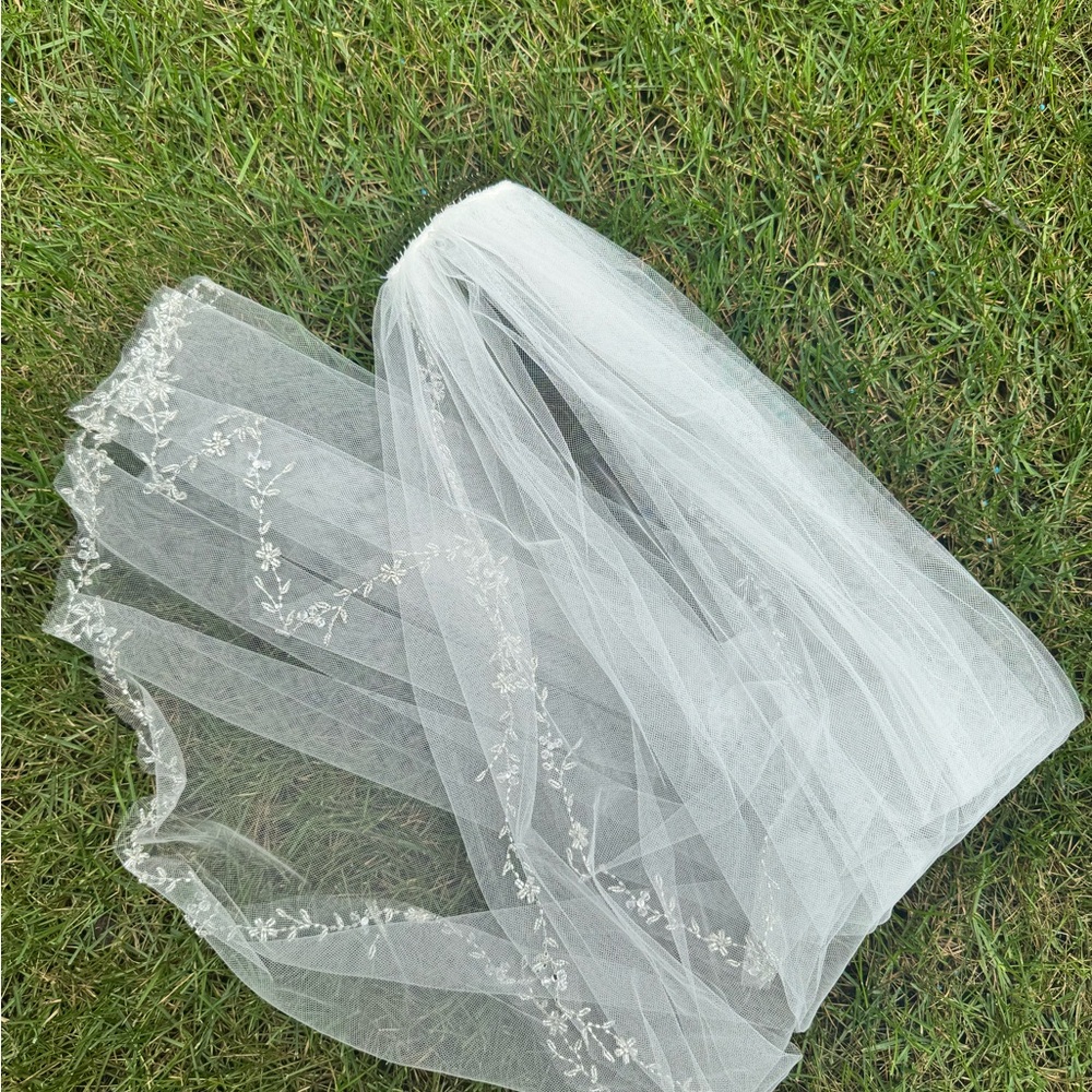 Dareth Colburn Floral Vine & Leaf Veil